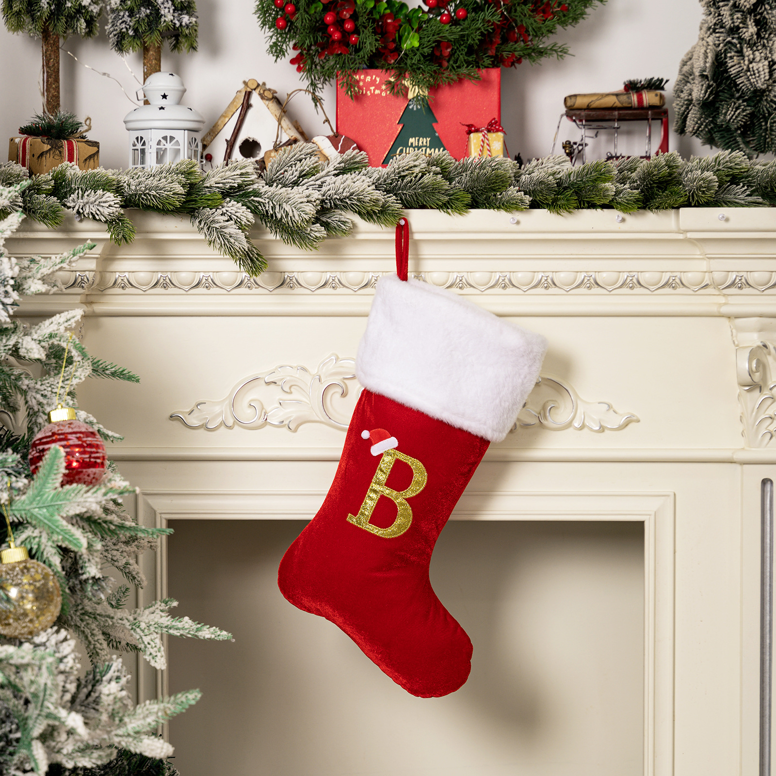 Lettre b de bas de Noël rouge en velours doré