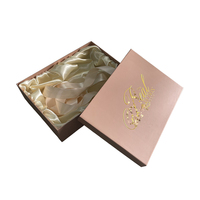 Boîte d'emballage de luxe personnalisée rose en carton rigide pour extensions de cheveux avec doublure en satin de soie et fermeture à ruban, type boîte à chapeau pour perruques