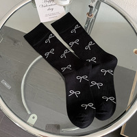 Chaussettes de vent de ballet de longueur moyenne noire et blanche pour femmes avec nœud Automne Printemps Bandes verticales empilées Position du logo du corps