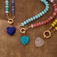 Collier artisanal perlé avec pendentif cœur en pierre naturelle, chaîne de clavicule délicate en pierre de cristal colorée et résistante à la décoloration pour femme