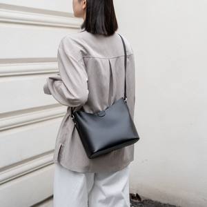 Sac fourre-tout décontracté en cuir de vachette pour femme, style vintage 2025, avec boucle métallique de luxe, sac à bandoulière souple pour toutes les occasions, idéal pour la plage - Product Image 2