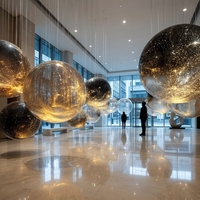 Lustre moderne en verre cristal sur mesure pour projet commercial, idéal pour l'entrée d'un hôtel ou un hall.