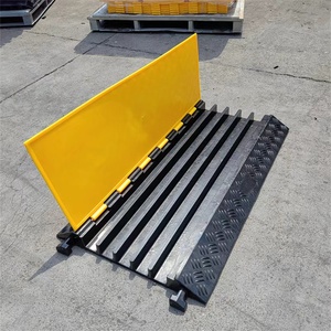 Protège-câbles en caoutchouc PVC certifié CE, rampes de protection de câbles extérieures à 5 canaux, protège-câbles en caoutchouc - Product Image 1