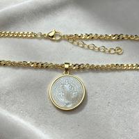 Collier religieux Saint Benoît avec pendentif médaille ronde en nacre blanche et chaîne gourmette, bijoux pour femmes, vente en gros