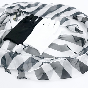 Guantes blancos y negros se transforman en bufandas de seda. Kingmagic, fabricante de accesorios de magia para escenarios, venta al por mayor, talento para fiestas y festivales - Product Image 1