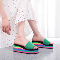 Sandales arc-en-ciel d'été pour femmes, mules compensées à plateforme, tongs de plage tendance, chaussures à talons hauts, escarpins et claquettes épaisses pour femme