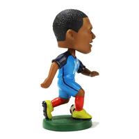 Statue d'artisanat en résine d'étoile de football personnalisée en gros Figurines de souvenirs d'athlètes pour la décoration de bureau à la maison promotionnelle