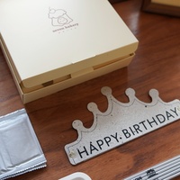 Ensemble de service à gâteau jetable et biodégradable en boîte avec assiettes, fourchettes, bougies d'anniversaire et chapeaux de fête