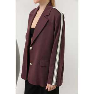 Blazer rayé pour femme en bordeaux avec bandes latérales blanches et fermeture à double boutonnage - Product Image 1