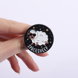 Broche de Oveja Divertido, Pin de Esmalte con Diseño de Oveja Espacial, Broches de Oveja Amigable, Insignia para Mochila, Joyería Animal, Regalo - Product Image 4