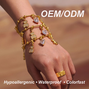 Bracelet pour femme en acier inoxydable avec pendentif breloque en forme de <span class=keywords><strong>petit</strong></span> ours, entièrement serti de diamants, multi-accessoires, mignon, plaqué or 18 carats, vente en gros - Product Image 1