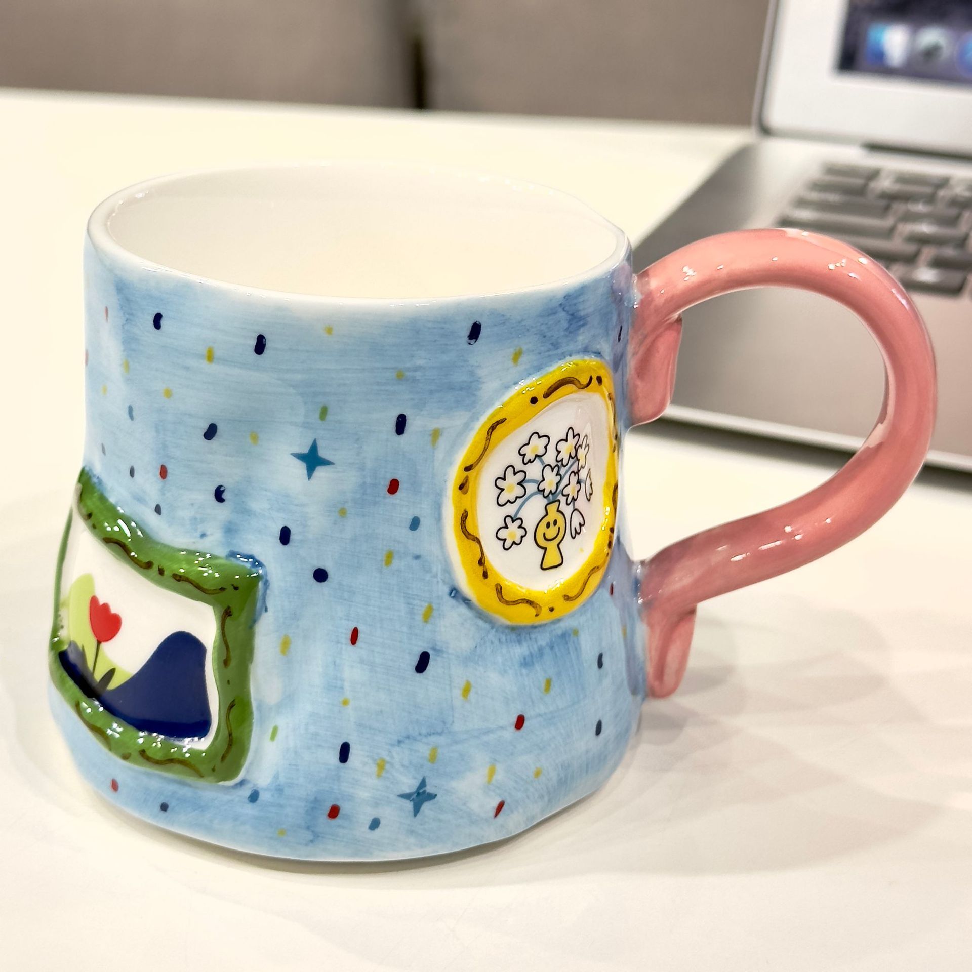 Taza azul con diseño de estrella y marco de cómic - Empaque de espuma.