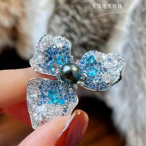 Broche Trèfle Bleu Klein avec Perle de Tahiti, Accessoire de Luxe Haut de Gamme pour Poitrine, Vente en Gros et au Détail, Motif Numérique - Product Image 3