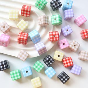 Cuentas cuadradas <span class=keywords><strong>de</strong></span> acrílico coloridas para DIY, colgantes para cadena <span class=keywords><strong>de</strong></span> teléfono móvil, con agujero recto y diseño a cuadros. - Product Image 1
