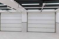 Maison principale Porte de garage américaine isolée en acier moderne avec fenêtres en perspective supérieure Surface finie pour villas