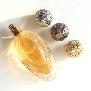 Bouteilles de parfum de luxe en forme de feuille de conception spéciale avec couvercle en zamac pulvérisateur à sertir continu 15CC <span class=keywords><strong>60ml</strong></span> atomiseur de parfum - Product Image 3