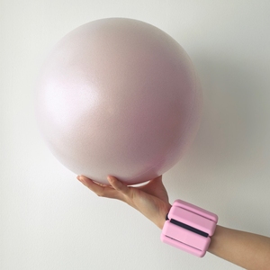 Mini Pelota de Yoga con Logotipo Personalizado de 20 cm, Pelota de Pilates Pequeña con Bomba de Aire, Antiexplosión, Antideslizante, para Entrenamiento de Core y Yoga - Product Image 2