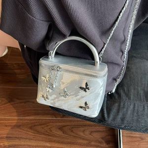 Sacs à la mode pour femmes: les éléments papillon et les chaînes métalliques sont parfaitement intégrés pour créer une mode de rêve - Product Image 5