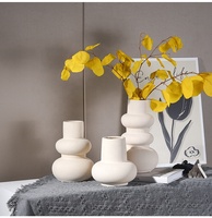Vente en gros d'accessoires en céramique dans les usines vases pour la maison décorations de chambre vases en céramique personnalisés