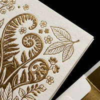 Carte de remerciement de luxe en papier doré avec enveloppe et dentelle, idéale pour les mariages et les affaires