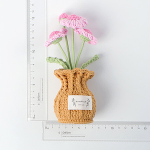 Bambola all'uncinetto con fiore rosa a margherita 2026, con vaso lavorato a maglia, decorazione per la casa fatta a mano, set <span class=keywords><strong>di</strong></span> tre pezzi: bambola all'uncinetto con fiore e bambola lavorata a maglia - Product Image 3