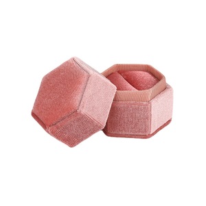 Nuevas llegadas: Cajas octogonales de terciopelo de 5.5*6*5.5CM para anillos, cajas de embalaje de joyería para pequeños negocios con logotipo personalizado. - Product Image 5