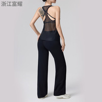 Ensemble de yoga respirant trois pièces en nylon et élasthanne avec débardeur en maille et pantalon taille haute à jambes larges, tenue de sport unie