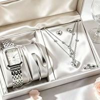 Nouvelle Arrivée Européenne et Américaine : Ensemble Montre Carrée Écologique à Quartz pour Femme avec Design Cœur Double Couche et Breloque Tendance en Alliage de Zinc