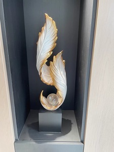 Adorno de Resina con Pluma Dorada y Base de Bola de Cristal, Escultura Decorativa Moderna para el Hogar, Vestíbulo de Hotel - Product Image 6