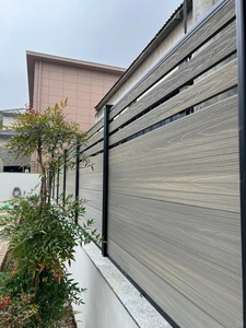 Panneaux de clôture WPC co-extrudés personnalisables, nouveau design, cadre en aluminium pour extérieur, <span class=keywords><strong>bois</strong></span> traité thermiquement pour jardins et maisons - Product Image 4