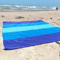 Tapis de plage surdimensionné en nylon de qualité supérieure, séchage rapide, anti-sable, durable, imperméable, pour 1 à 6 adultes, avec 4 piquets, faible MOQ