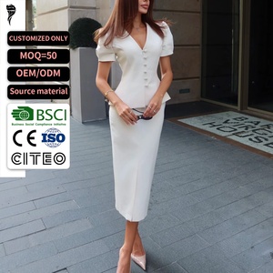 Ensemble tailleur blanc 2 pièces pour femme : haut à col en V et manches bouffantes avec péplum, boutons décoratifs, jupe crayon midi fendue – Tenue de bureau formelle assortie - Product Image 1