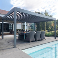 Pergola motorisée en aluminium blanc sur mesure 20x20 pieds avec cheminée ouverte et ventilateur de plafond LED