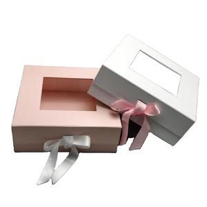 Caja de Regalo de Cartón Rígido de Lujo con Logotipo Personalizado, Recubrimiento UV, Grabado en Relieve, Cierre Magnético, Forro de Esponja, Cinta, Laminación Brillante para Ropa - Product Image 3