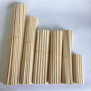 Bâtons ronds en bois de pin, couleur naturelle, faits à la main pour projets de bricolage - Product Image 1