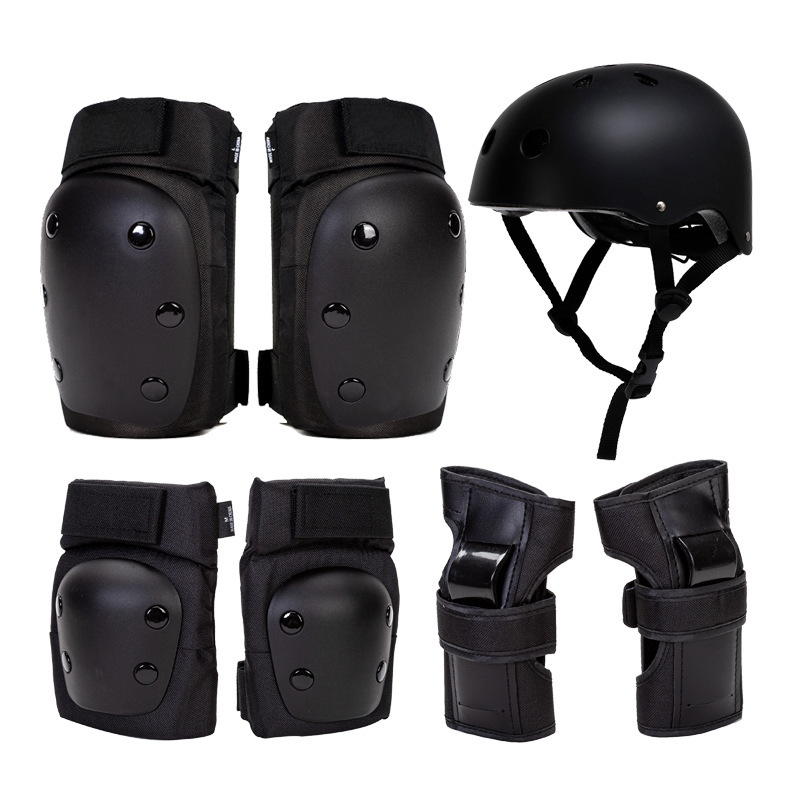 Casco negro, equipo de protección negro.