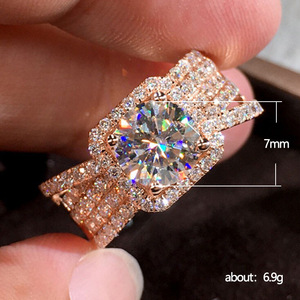 Anello con Cristalli Pavé in Tono Rosa per Donne, Accessorio Moda per Ufficio e Feste - Product Image 5