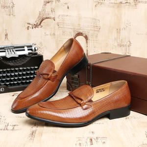 รองเท้าหนังแท้ผู้ชายแฟชั่นทันสมัย สวมใส่สบาย ปลายแหลม เหมาะสำหรับฤดูใบไม้ร่วง ใส่ทำงานและโอกาสทางการ ไซส์ใหญ่ คุณภาพสูง - Product Image 2