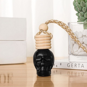 Botella de perfume de aromaterapia Glasa con tapón de rosca negro mate 8ml botella de vidrio colgante de coche con diseño de calavera - Product Image 3