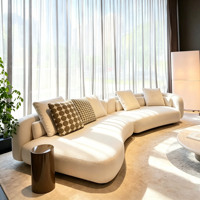 Canapé italien au design incurvé, moderne et minimaliste, avec rembourrage en tissu, parfait pour les bureaux et les salons.