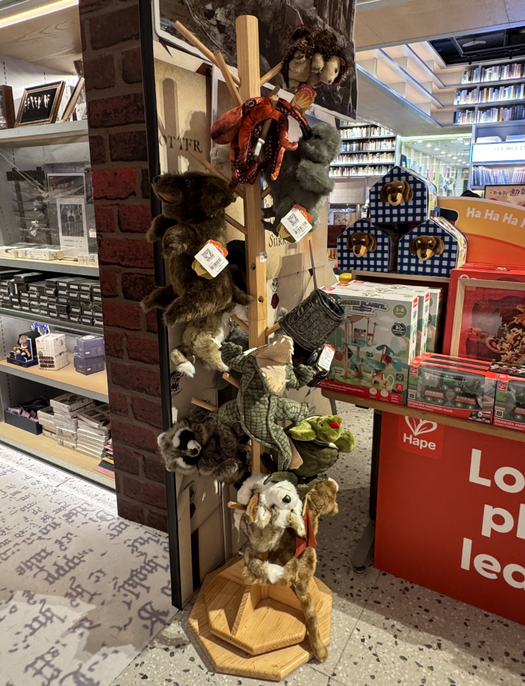 Custom Logo Recyclable Oak Wood Floor Standing Plush Toy Display Stand with Rotate Feature for Retail Store Supermarket Storage — view 3