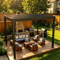 Pergola moderne de luxe en aluminium, imperméable, à lames orientables, avec structure thermolaquée résistante à la corrosion pour l'ombrage des cours.
