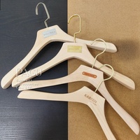 Cintres en bois personnalisés avec logo, robustes, en bois naturel, pour costumes, présentoirs de magasins de mode, OEM, 30 pièces