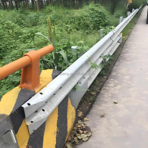 Barandilla de Seguridad para Tráfico, Barrera de Seguridad para Carreteras, Barandas de Acero en Forma de <span class=keywords><strong>W</strong></span>, <span class=keywords><strong>Q235</strong></span>, Alta Intensidad, Reflectante Prismática, Anti-Impactos, Galvanizada en Caliente - Product Image 4