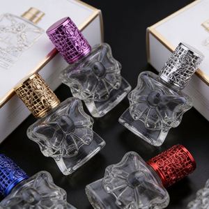Flacon de parfum en verre de 13 ml à bille, portable et rechargeable, avec applicateur à couvercle métallique à nœud, direct fabricant, personnalisation de marque en petite série, soyeux - Product Image 3
