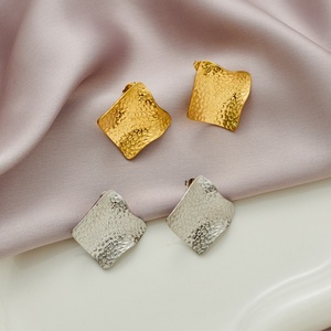 Pendientes Geométricos Cuadrados con Placa de Oro de 18K, Hipoalergénicos, Nueva Moda, Joyería para Mujer, Acero Inoxidable, Resistentes a los Arañazos - Product Image 1