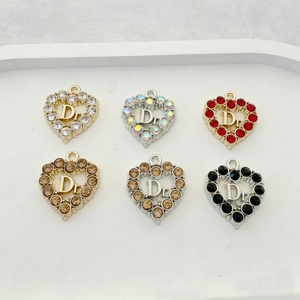 Pendentifs de sacs de créateurs en gros, breloques cœur, breloques de créateurs, pendentifs de sacs à main DIY, pendentifs de créateurs en alliage plaqué or pour sacs - Product Image 1