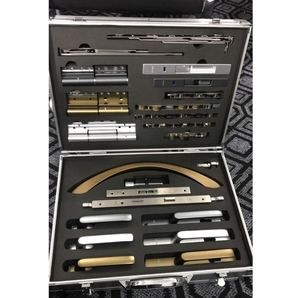 กล่องอะลูมิเนียมโครงไม้อัดพร้อมโฟมแบบกำหนดเองสำหรับอุปกรณ์ฮาร์ดแวร์กระจกหน้าต่าง กล่องนำเสนอ สีดำขาว - Product Image 1