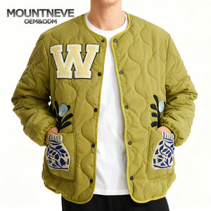 Jaket quilt pria, jaket berlapis depan bordir huruf Multi saku tahan angin ramah lingkungan musim dingin hangat untuk luar ruangan gaya jalan kasual - Product Image 1