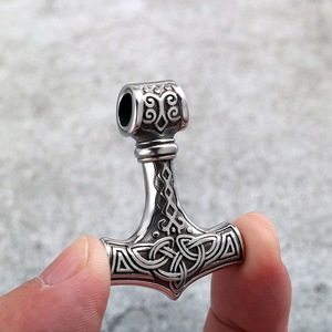 Pendentif Marteau de Thor en acier inoxydable, collier pour homme, design viking 3D, bijou à porter au quotidien, cadeau - Product Image 4